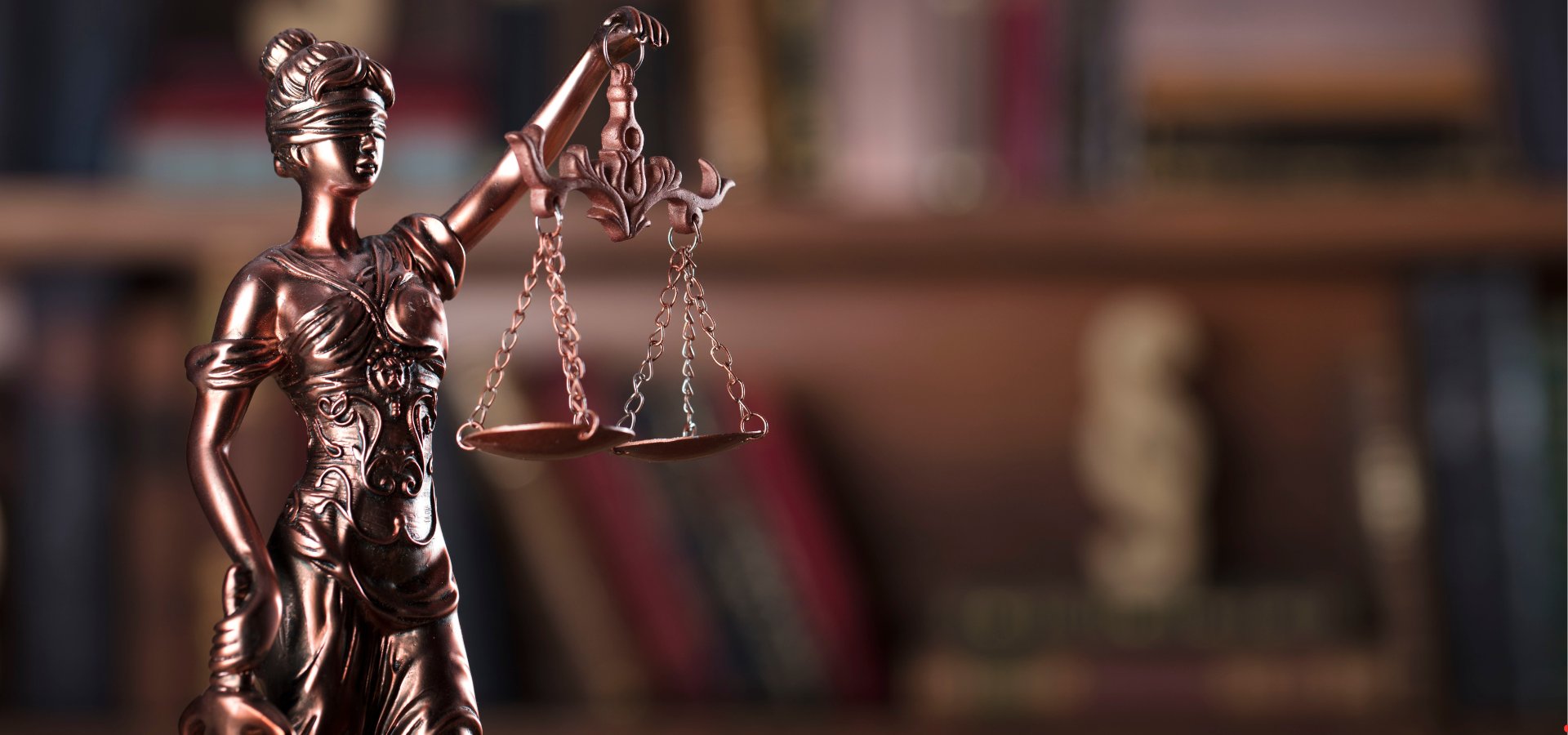 Guía para elegir abogado en Monterrey — estatua de la justicia